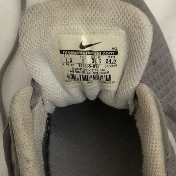 COPY - Womens Nike Running Shoes | Size 7.5 - Picture 3 of 6